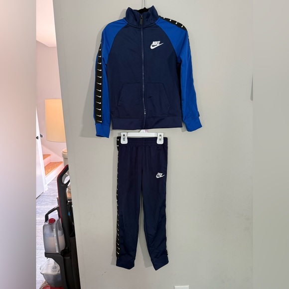 Like new Nike tracksuit - Picture 1 of 3